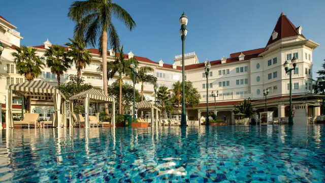 FM DESTINATION DISNEYLANDHOTEL OUTDOORPOOL