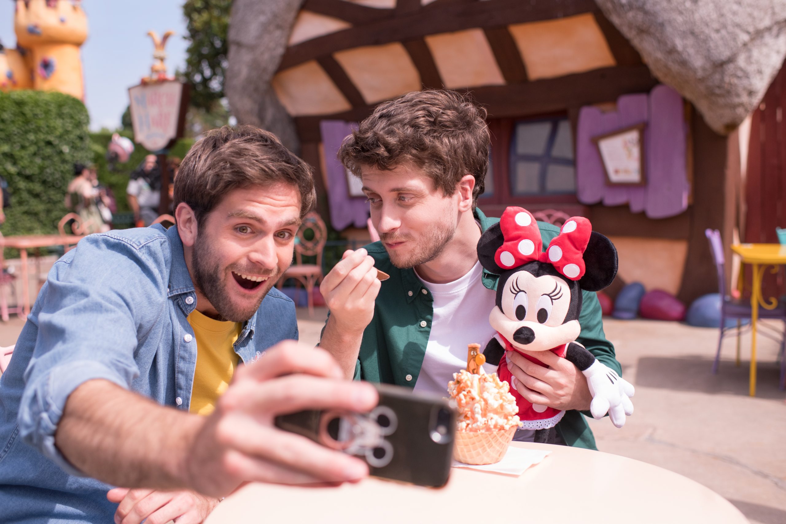 The Ultimate Guide to Disneyland Paris Dining Plans (©2025 Disney. All Rights Reserved)